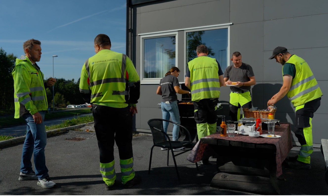 Samling av arbeidere for å spise grillmat