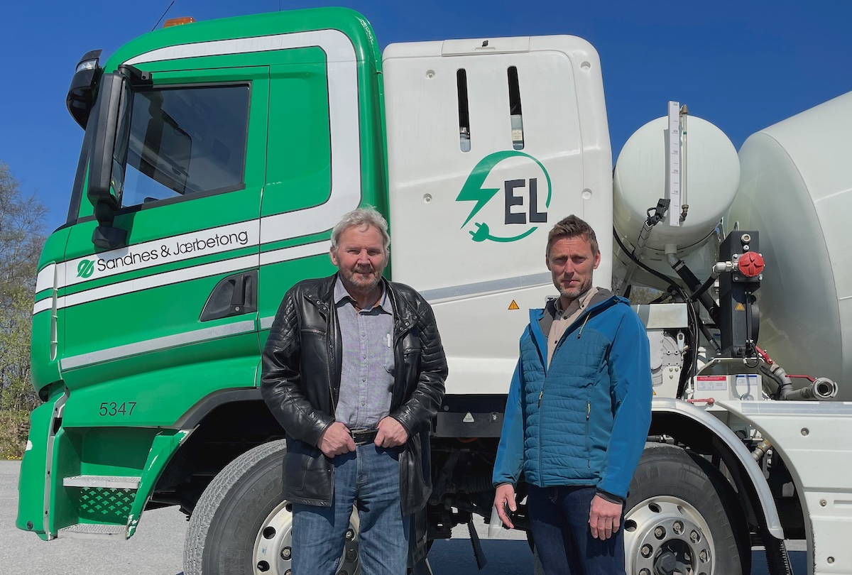 Tor Magne Kvia (t.v.) og Geir Inge Byberg foran en av selskapets nye hel-elektriske betongbiler